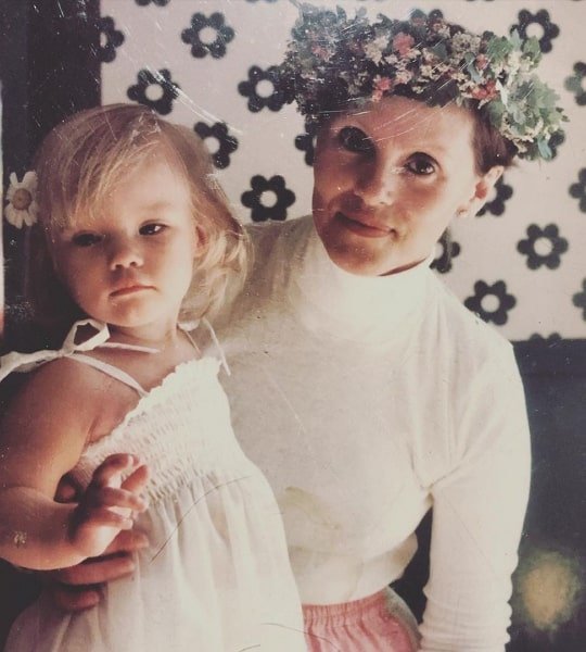 myanna buring childhood photo mother