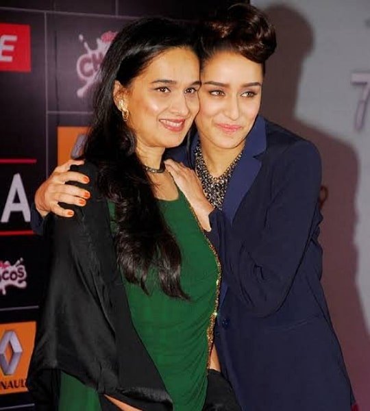 shraddha kapoor mother