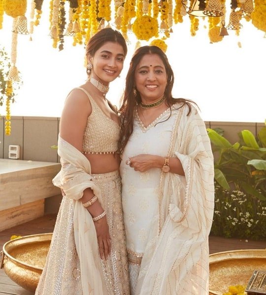 pooja hegde mother