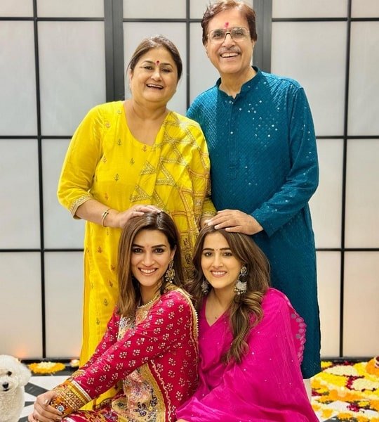 kriti sanon family